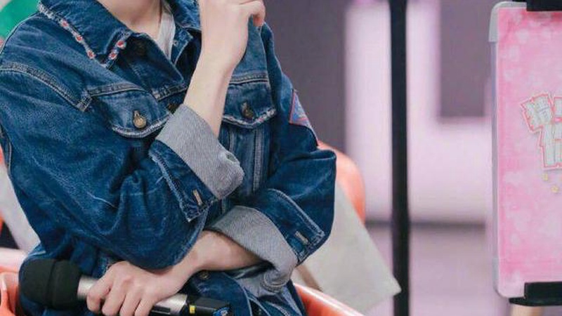 微博之夜肖战王一博六年后再同台零互动却引爆服务器